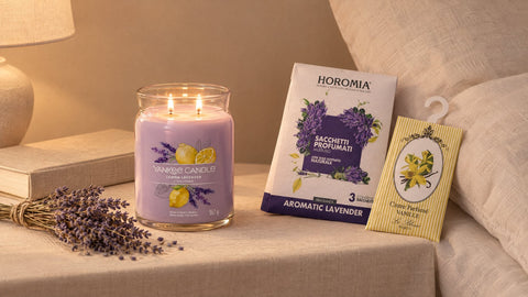 Lavendel-Duftkerze und Duftsachets auf dem Nachttisch – Duft fürs Schlafzimmer
