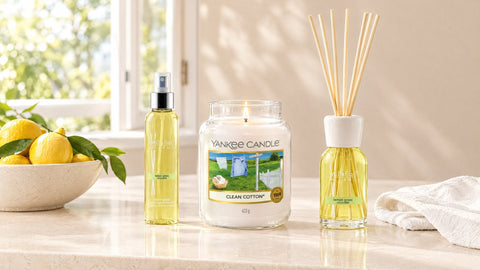 Raumspray, Duftkerze und Reed Diffuser in einer hellen Küche – Gerüche neutralisieren