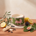 Paddywax Adopo Tiger – Black Cedar & Fig Keramik Duftkerze mit Duftzutaten: Olivenblätter, Zitrone, schwarze Feige, Feigenblätter, Pappelholz und Tonkabohne