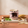 Paddywax Adopo Elephant – Tobacco Vanilla Keramik Duftkerze mit Duftzutaten: Zimt, Muskatnuss, Patchouli, Vetiver, Tabak, Sandelholz und Vanille