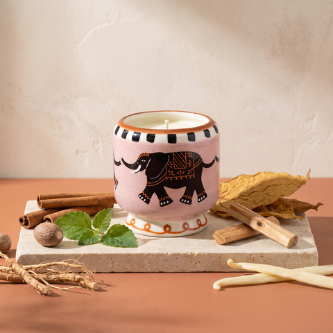 Paddywax Adopo Elephant – Tobacco Vanilla Keramik Duftkerze mit Duftzutaten: Zimt, Muskatnuss, Patchouli, Vetiver, Tabak, Sandelholz und Vanille