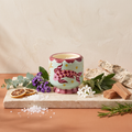 Paddywax Adopo Koi Fish – Sea Salt & Sage Keramik Duftkerze mit Duftzutaten: Meersalz, Zitrus, Eukalyptus, Heliotrop, Jasmin, Salbei, Birke, Zedernholz und Rosmarin