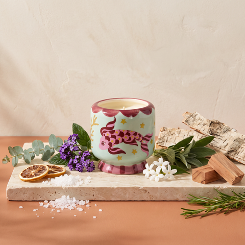 Paddywax Adopo Koi Fish – Sea Salt & Sage Keramik Duftkerze mit Duftzutaten: Meersalz, Zitrus, Eukalyptus, Heliotrop, Jasmin, Salbei, Birke, Zedernholz und Rosmarin