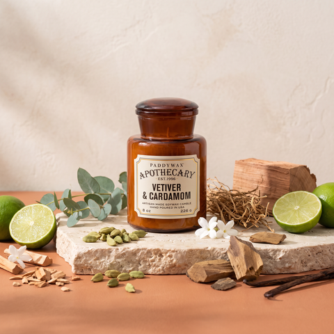 Paddywax Apothecary Vetiver & Cardamon - Duftkerze - 226g mit Duftzutaten: Kardamom, Limette, Eukalyptus, Sandelholz, weiße Blüten, Vetiver, Guajakholz, Zedernholz und cremige Vanille