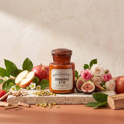 Paddywax Apothecary Chamomile & Fig - Duftkerze - 226g mit Duftzutaten: grüne Blätter, Apfel, Erdbeerblüte, Feige, Teerose, Kamille, Sandelholz, Zimtblatt und Zedernholz