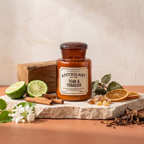 Paddywax Apothecary - Teak & Tobacco - Duftkerze - 226g mit Duftzutaten: Teakholz, Bergamotte, Zimt, Jasmin, Orange, Patchouli, Tabak, Bernstein und Moschus