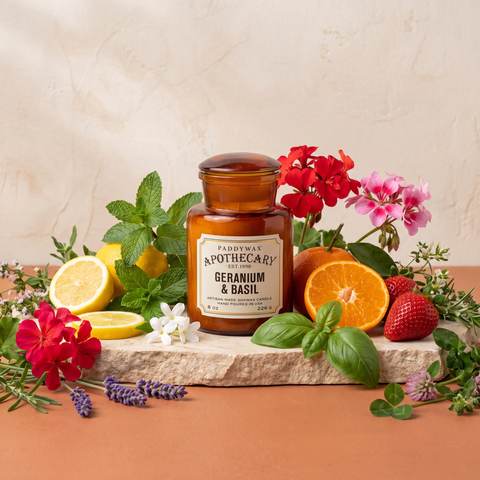 Paddywax Apothecary Geranium & Basil - Duftkerze - 226g mit Duftzutaten: Minze, Zitrone, Mandarine, Erdbeere, Basilikum, wilde Geranie, Lavendel, Jasmin, Moschus, Gartenkräuter und Klee