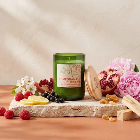 Paddywax Eco Green - Pomegranate & Currant - Duftkerze - 226g mit Duftzutaten: Himbeere, Zitrone, schwarze Johannisbeere, Birnenblüte, Granatapfel, Pfingstrose, Bernstein, Moschus und weißes Holz