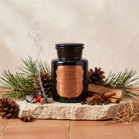 Paddywax Apothecary NOIR - Baltic Ember - Duftkerze - 226g mit Duftzutaten: baltische Kiefer, Holzrauch, Moschus, frische Gewürze, Zedernholz und Vetiver