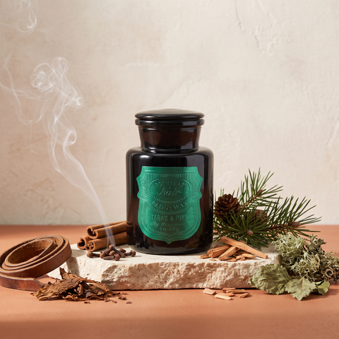 Paddywax Apothecary NOIR - Tabac & Pine - Duftkerze - 226g mit Duftzutaten: Holzrauch, Nelke, Zimt, Tabak, Leder, frische Kiefer, Sandelholz, Eichenmoos und Patchouli