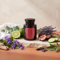 Paddywax Apothecary NOIR - Linen & Orris - Duftkerze - 226g mit Duftzutaten: Bergamotte, Eukalyptus, Meeresluft, Veilchen, Lavendel, gesalzene Feige, Gurke, Tonkabohne, Salbei und Treibholz