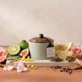 Paddywax Hygge - Wild Fig & Cedar - Duftkerze - 141g mit Duftzutaten: Bergamotte, Feige, Lorbeerblätter, Zitronenschale, Pomelo, Rose, Vetiver, grüner Tee, Nelke, Pfeffer, Zedernholz, Heu und Patchouli
