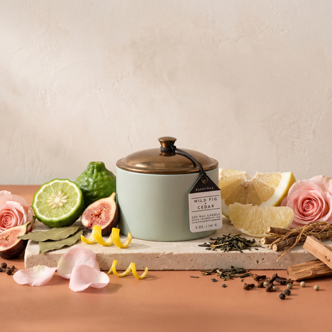 Paddywax Hygge - Wild Fig & Cedar - Duftkerze - 141g mit Duftzutaten: Bergamotte, Feige, Lorbeerblätter, Zitronenschale, Pomelo, Rose, Vetiver, grüner Tee, Nelke, Pfeffer, Zedernholz, Heu und Patchouli
