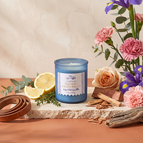Paddywax Hinoki Driftwood - Duftkerze - 198g mit Duftzutaten: Zitrone, Thymian, Eukalyptus, Rose, Nelke, Iris, Leder, Zedernholz und Sandelholz