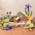 Paddywax Library - William Shakespeare - Reise Duftkerze - 56g mit Duftzutaten: Eukalyptus, Limette, Gurke, Melone, Kardamom, Iris, Veilchen, Plumeria, Amber, Zitronengras, Bambus, Zeder und Sandelholz