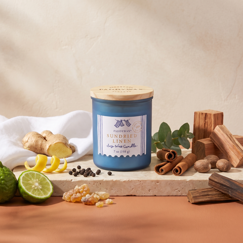 Paddywax Sundried Linen - Duftkerze - 198g mit Duftzutaten: Ingwer, Zitronenschale, Bergamotte, schwarzer Pfeffer, Elemiharz, Nelkenblatt, Zimtrinde, Eukalyptus, Muskatnuss, Zedernholz, Sandelholz und Teakholz