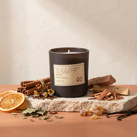 Paddywax Library - Mark Twain - Duftkerze - 170g mit Duftzutaten: Zimt, Orange, Tabakblüte, Patchouli, Zeder, Amber, Vanille und Sandelholz