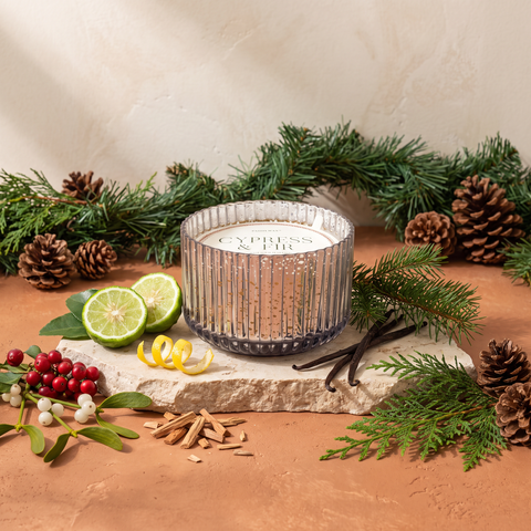 Paddywax Cypress & Fir - Mercury Glass - Duftkerze - 425g mit Duftzutaten: Bergamotte, Zitronenschale, rote Waldbeeren, Mistel, Sandelholz, Vanille, Zypresse, Douglasie und Kiefer
