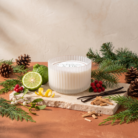 Paddywax Cypress & Fir - Frosted Glass - Duftkerze - 425g mit Duftzutaten: Bergamotte, Zitronenschale, rote Waldbeeren, Mistel, Sandelholz, Vanille, Zypresse, Douglasie und Kiefer
