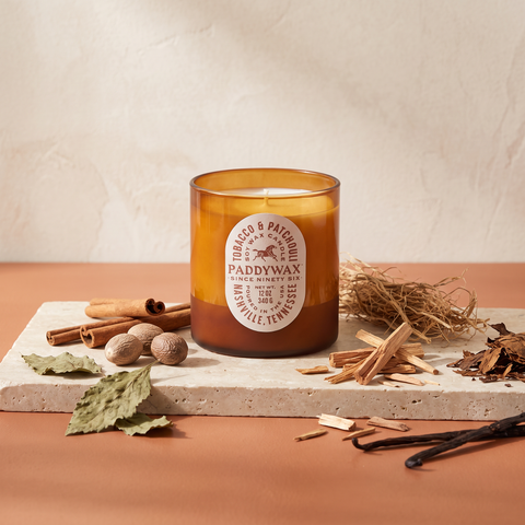 Paddywax Vista - Tobacco & Patchouli - Duftkerze - 340g mit Duftzutaten: Zimt, Muskatnuss, Patchouli, Vetiver, Sandelholz, Tabak und cremige Vanille