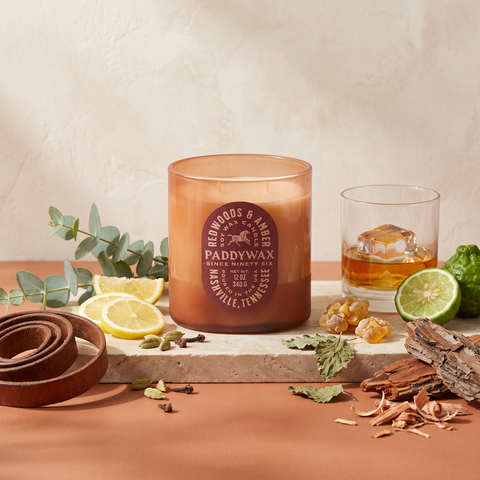 Paddywax Vista - Redwoods & Amber - Duftkerze - 340g mit Duftzutaten: Eukalyptus, Zitrone, Bergamotte, Kardamom, Nelke, Leder, Moschus, Whiskey, Amber, Patchouli, Mammutbaum, Zedernholz und Rothölzer