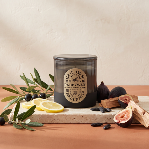 Paddywax Vista - Black Fig & Olive - Duftkerze - 340g mit Duftzutaten: Olivenblätter, Zitrone, schwarze Feige, Moschus, Zedernholz und Tonkabohne