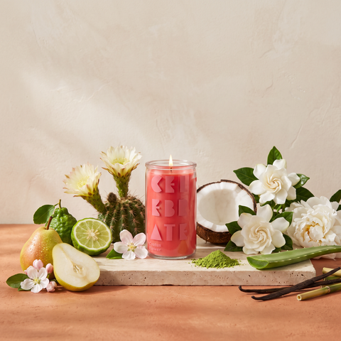 Paddywax Spark - Celebrate - Duftkerze - 141g mit Duftzutaten: Bergamotte, Birne, Apfelblüte, Kokoswasser, Kaktusblüte, Gardenie, weiße Pfingstrose, Aloe Vera, Matcha, Maiglöckchen, Vanille und Bambus