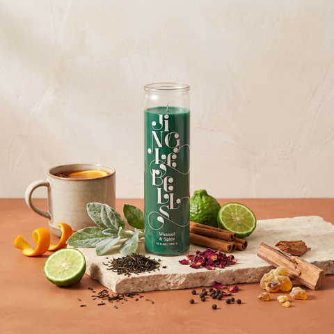 Paddywax Spark - Jingle Bells - Duftkerze - 300g mit Duftzutaten: Orangenschale, Bergamotte, gefrorene Blätter, Zimt, Ceylon-Tee, Rose, Pfefferkörner, Moschus, Zedernholz und Amber