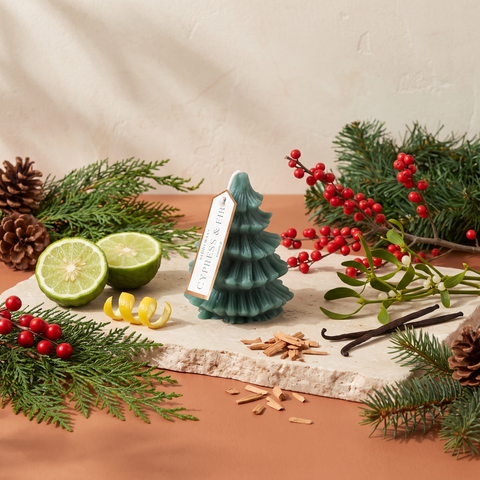 Paddywax Christmas - Cypress & Fir - Short Tree Totem - Duftkerze - 120g mit Duftzutaten: Bergamotte, Zitronenschale, rote Waldbeeren, Mistel, Sandelholz, Vanille, Zypresse, Douglasie und Kiefer