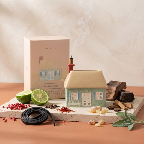 Paddywax No. 04 - Style Incense Holder - inkl. 20 Räucherkegel - English Cottage mit Duftzutaten: rosa Pfeffer, Bergamotte, Nelke, Safran, schwarzes Leder, Ingwerlilie, Zedernblatt, Elemiharz, dunkle Eiche, Adlerholz, Guajakholz und Salbei