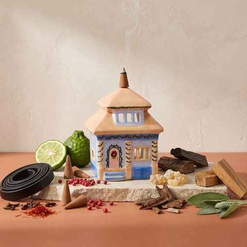 Paddywax No. 06 - Style Incense Holder - inkl. 20 Räucherkegel - East Side House mit Duftzutaten: rosa Pfeffer, Bergamotte, Nelke, Safran, schwarzes Leder, Ingwerlilie, Zedernblatt, Elemiharz, dunkle Eiche, Adlerholz, Guajakholz und Salbei