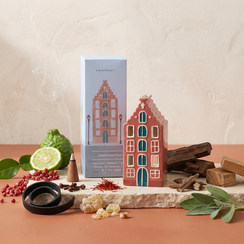 Paddywax No. 02 - Style Incense Holder - inkl. 20 Räucherkegel - Amsterdam House mit Duftzutaten: rosa Pfeffer, Bergamotte, Nelke, Safran, schwarzes Leder, Ingwerlilie, Zedernblatt, Elemiharz, dunkle Eiche, Adlerholz, Guajakholz und Salbei