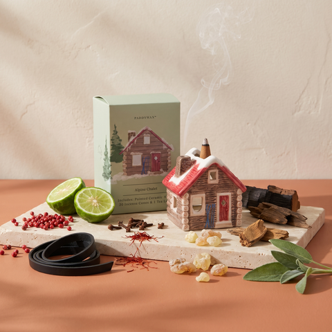 Paddywax No. 05 - Style Incense Holder - inkl. 20 Räucherkegel - Alpine Chalet mit Duftzutaten: rosa Pfeffer, Bergamotte, Nelke, Safran, schwarzes Leder, Ingwerlilie, Zedernblatt, Elemiharz, dunkle Eiche, Adlerholz, Guajakholz und Salbei