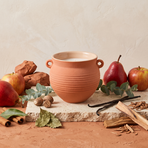 Paddywax Santorini - Terracotta - Raw Clay & Pear - Keramik Duftkerze - 240g mit Duftzutaten: Muskatnuss, Eukalyptus, Zimtblatt, Morgentau, Apfel, rote Birne, Patchouli, Vanille, Zedernholz, gewürzter Moschus und Sandelholz
