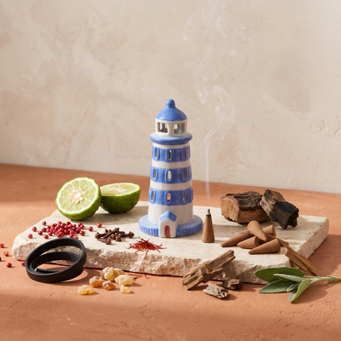 Paddywax No. 07 - Style Incense Holder - inkl. 20 Räucherkegel - Lighthouse mit Duftzutaten: rosa Pfeffer, Bergamotte, Nelke, Safran, schwarzes Leder, Ingwerlilie, Zedernblatt, Elemiharz, dunkle Eiche, Adlerholz, Guajakholz und Salbei