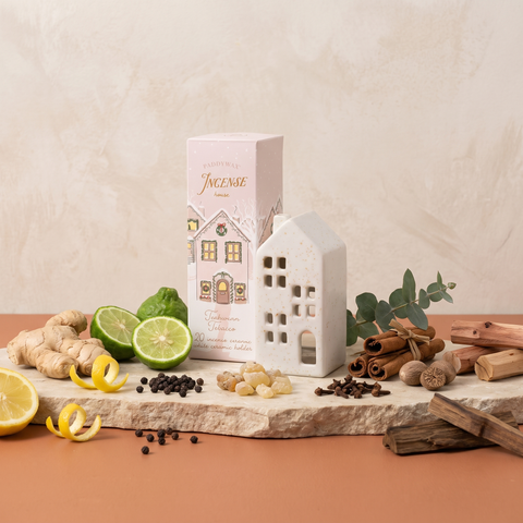 Paddywax Winter Village - Incense Holder - White House - Teakwood Tobacco - inkl. 20 Räucherkegel mit Duftzutaten: Ingwer, Zitronenschale, Bergamotte, schwarzer Pfeffer, Elemiharz, Gewürznelke, Zimtrinde, Eukalyptus, Muskatnuss, Zeder, Teakholz und Tabak