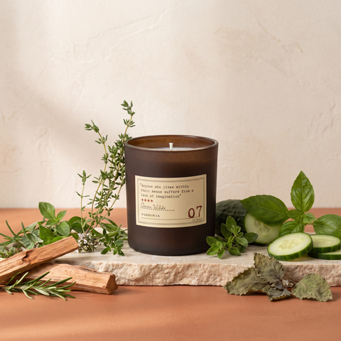 Paddywax Library - Oscar Wild - Duftkerze - 170g mit Duftzutaten: Thymian, frische Kräuter, Basilikum, Gurke, Zedernholz und Patchouli