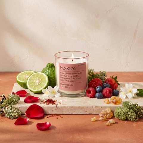 Paddywax MOOD - Passion - Saffron Rose - Duftkerze - 226g mit Duftzutaten: Bergamotte, reife Beeren, Jasmin, Rose, Safran, Eichenmoos und Bernstein