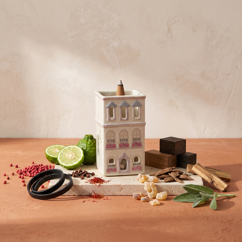 Paddywax No. 09 - Style Incense Holder - inkl. 20 Räucherkegel - Parisian Townhouse mit Duftzutaten: rosa Pfeffer, Bergamotte, Nelke, Safran, schwarzes Leder, Ingwerlilie, Zedernblatt, Elemiharz, dunkle Eiche, Adlerholz, Guajakholz und Salbei