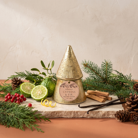 Paddywax Christmas - Cypress & Fir - Gold Stacked Tree - Duftkerze - 198g mit Duftzutaten: Bergamotte, Zitronenschale, rote Waldbeeren, Mistel, Sandelholz, Vanille, Zypresse, Douglasie und Kiefer