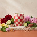 Paddywax Checkmate - Red - Rose & Santal - Keramik Duftkerze - 311g mit Duftzutaten: Bergamotte, Zitrone, Muskatnuss, Bitterlimette, Rosengeranie, Bernstein, Pfingstrose, Zedernblatt, Rosenholz, Patchouli, Moschus und Sandelholz