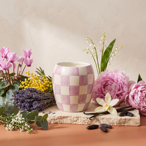 Paddywax Checkmate - Lilac - Lavender Mimosa - Keramik Duftkerze - 311g mit Duftzutaten: Alpenveilchen, Eukalyptus, Lavendel, Mimose, Thymian, Pfingstrose, Maiglöckchen, Moschus, Vanilleorchidee und Tonkabohne