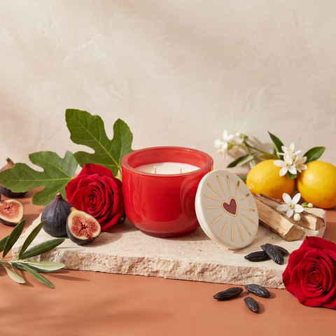 Paddywax Charmed - Love - Keramik Duftkerze - 226g mit Duftzutaten: Olivenblätter, Meyer-Zitrone, Aldehyde, Rose, schwarze Feige, Hedion, Feigenblätter, Pappelholz, Moschus und Tonkabohne