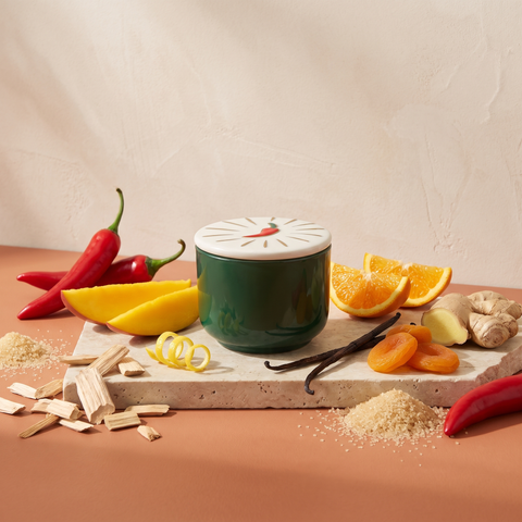 Paddywax Charmed - Chili - Keramik Duftkerze - 226g mit Duftzutaten: süße Orange, Zitronenschale, Mango, Chili, Ingwer, Aprikose, Vanille, helle Hölzer und Rohrzucker