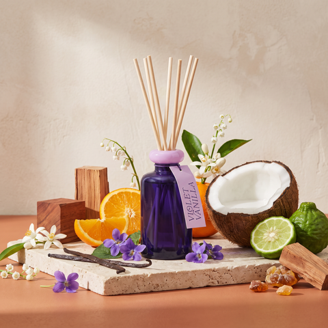 Paddywax Stack - Violet Vanilla - Glas Diffuser - 94ml mit Duftzutaten: Orange, Bergamotte, Kokosmilch, Mandarinenblüten, Parmaveilchen, Maiglöckchen, Vanille, Zedernholz, Mahagoni und Amber