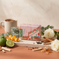 Paddywax Christmas Tin - Staircase - Wassail - Tin Duftkerze - 141g mit Duftzutaten: Orangenschale, Bergamotte, frostiges Grün, Ceylon-Zimt, weiße Rose, schwarzer Pfeffer, Moschus, Zedernholz und Amber