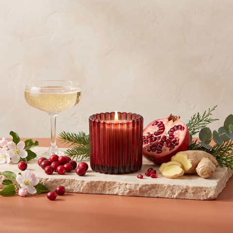 Paddywax Christmas - Winter Berry - Ribbed Glass Red - Duftkerze - 127g mit Duftzutaten: rote Beeren, Granatapfel, Ingwer, Champagner, Apfelblüte und Moschus