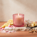 Paddywax Christmas - Pink Peppermint - Ribbed Glass Pink - Duftkerze - 127g mit Duftzutaten: Pfefferminzbonbon, Puderzucker, Zitrone, Marshmallow, Muskat, Butter, Vanille, Moschus und Sandelholz