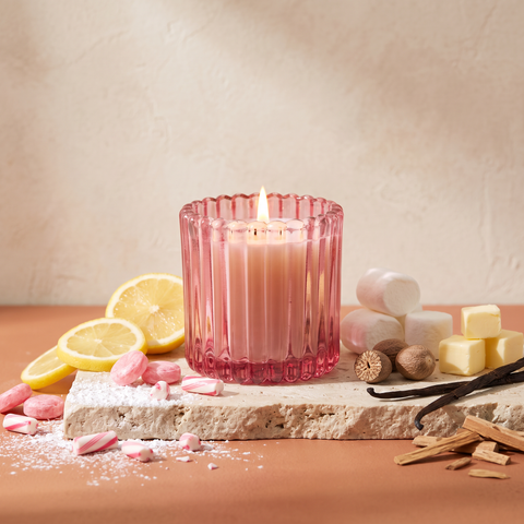 Paddywax Christmas - Pink Peppermint - Ribbed Glass Pink - Duftkerze - 127g mit Duftzutaten: Pfefferminzbonbon, Puderzucker, Zitrone, Marshmallow, Muskat, Butter, Vanille, Moschus und Sandelholz