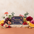 Paddywax Bistro - Bordeaux Grape - Tin Duftkerze - 127g mit Duftzutaten: Eukalyptus, Orange, Zitrone, Erdbeere, Weintrauben, Feige, Himbeere, Geranie, Rose, Vetiver, Amber und Moschus